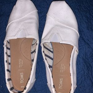 Almost like new white toms size 9